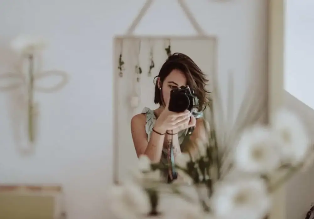 Jak zrobić zdjęcie w lustrze: 7 sprawdzonych technik na idealne selfie