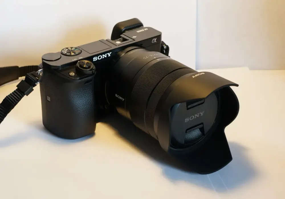 Jakie obiektywy pasują do Sony Alfa 6000? Sprawdź najlepsze opcje