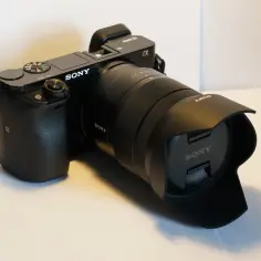 Jakie obiektywy pasują do Sony Alfa 6000? Sprawdź najlepsze opcje
