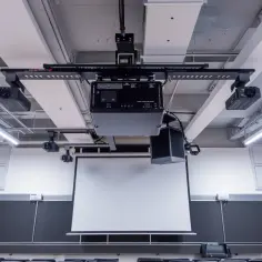 Mocowania sufitowe - stabilna instalacja projektorów i lamp