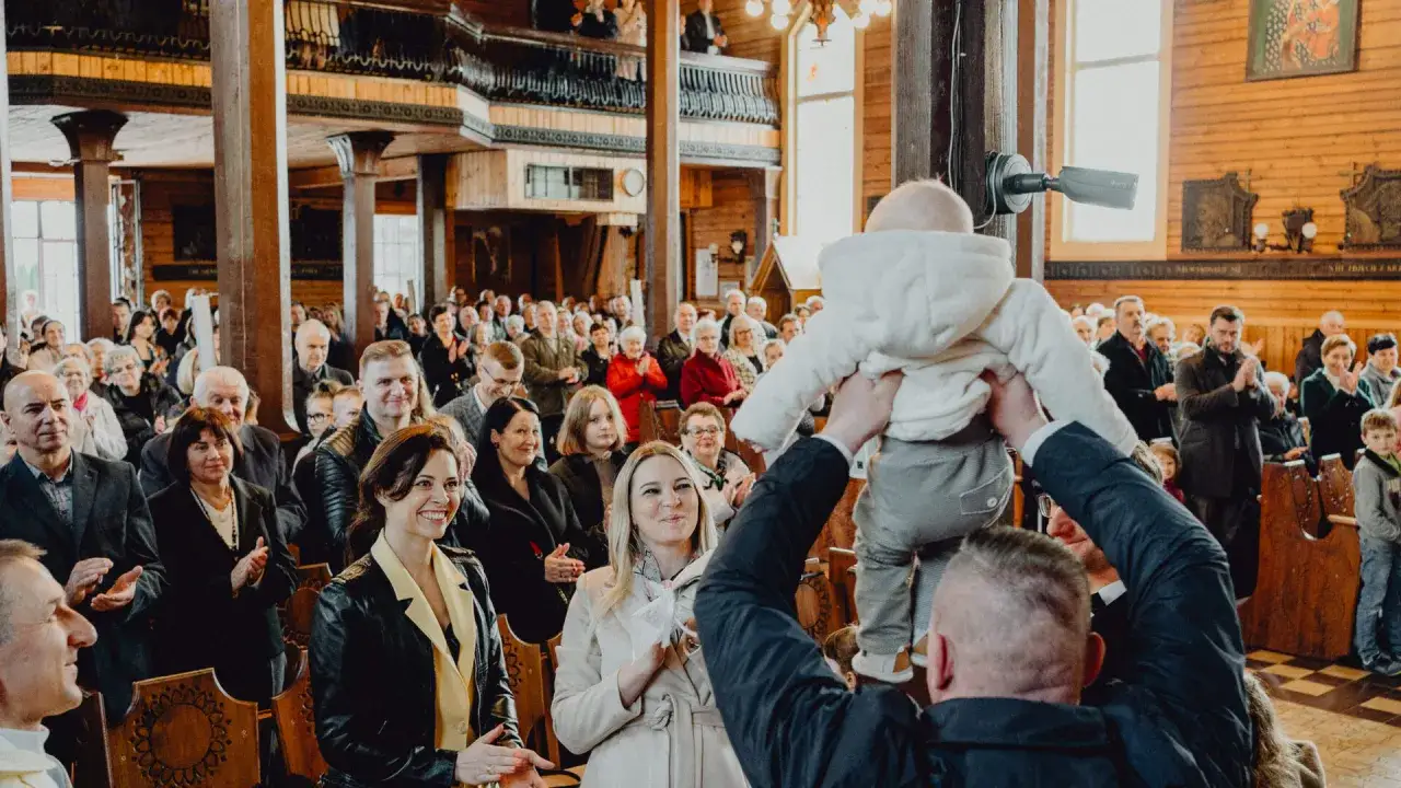 Zdjęcie Ile bierze fotograf za chrzciny? Sprawdź ceny i oferty, zanim wybierzesz