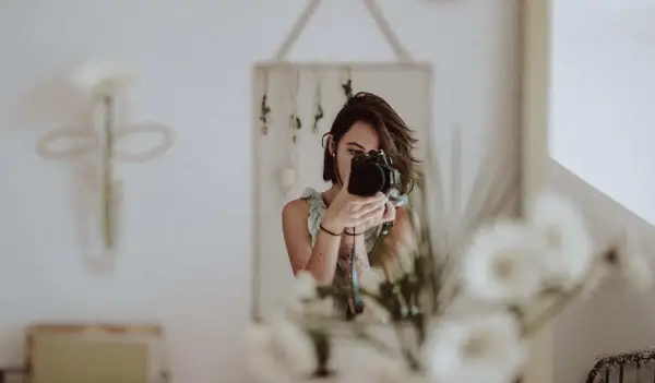 Jak zrobić zdjęcie w lustrze: 7 sprawdzonych technik na idealne selfie